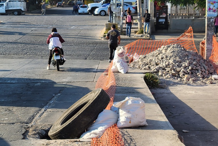 EN ZONA COMPLICADA. El agujero está entre las avenidas Los Ahuehuetes y Colón, en Guadalajara. (Foto: Michelle Vázquez) 